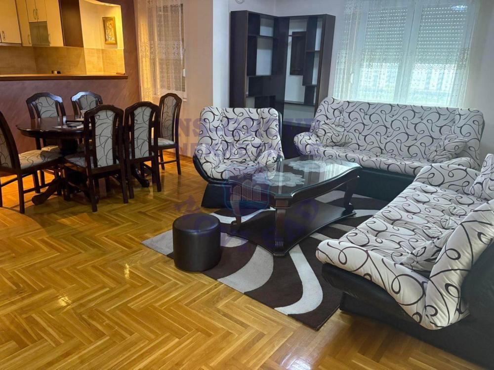 Glavna slika -Porodičan stan komforan i funkcionalan!