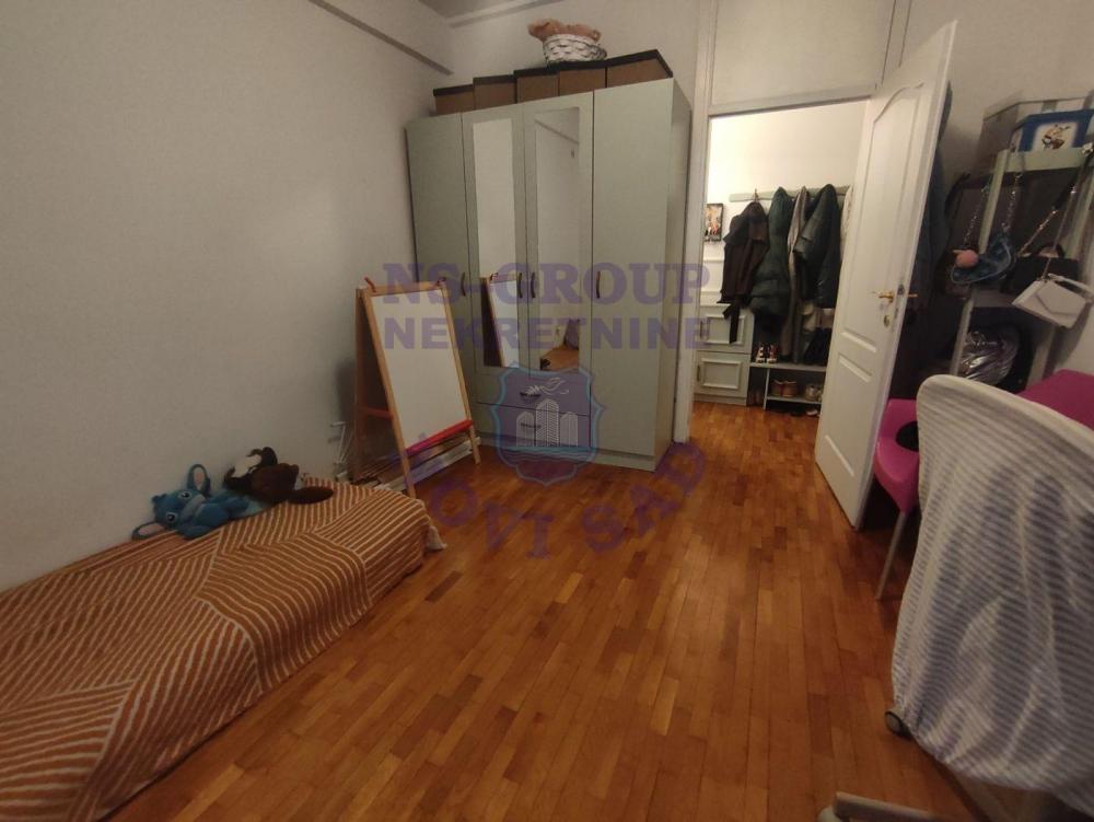 Slika 4 - Četvorosoban, 93m2, Grbavica Novi Sad, sa terasom, ima lift