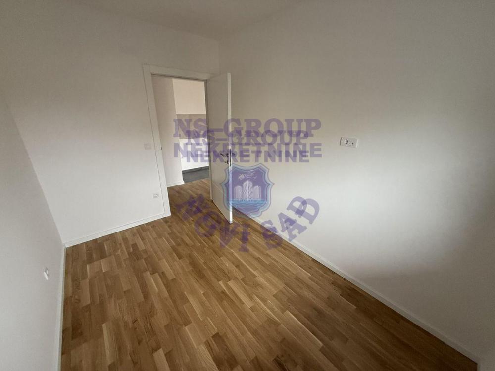 Slika 8 - Trosoban, 50m2, Grbavica Novi Sad, sa terasom, ima lift