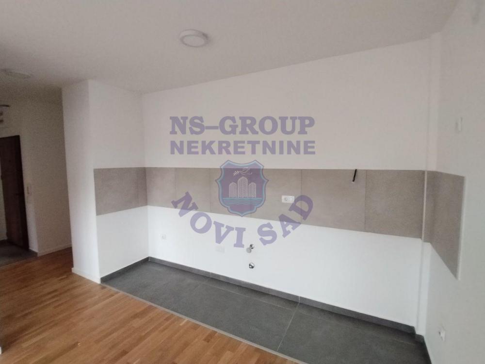 Slika 3 - Trosoban, 50m2, Grbavica Novi Sad, sa terasom, ima lift