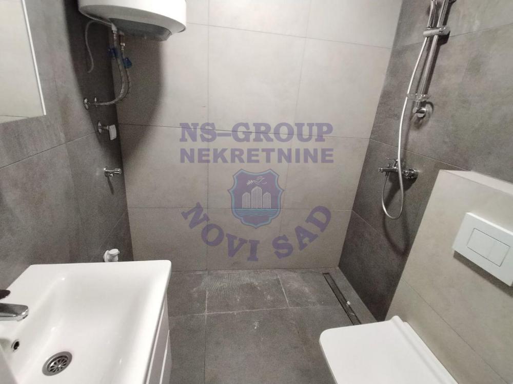 Slika 1 - Trosoban, 50m2, Grbavica Novi Sad, sa terasom, ima lift