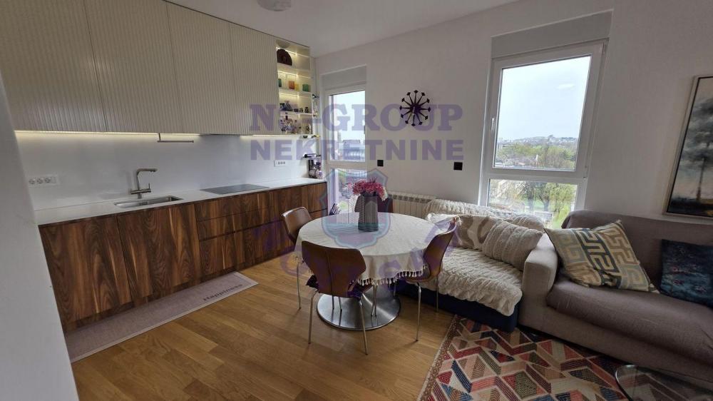 Slika 2 - Lux četvorosoban stan u Cara Dušana!  