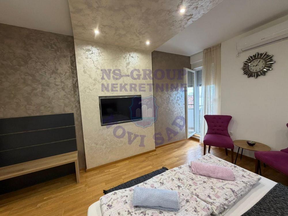 Slika 1 - Jednosoban, 28m2, Socijalno Novi Sad, sa terasom, ima lift