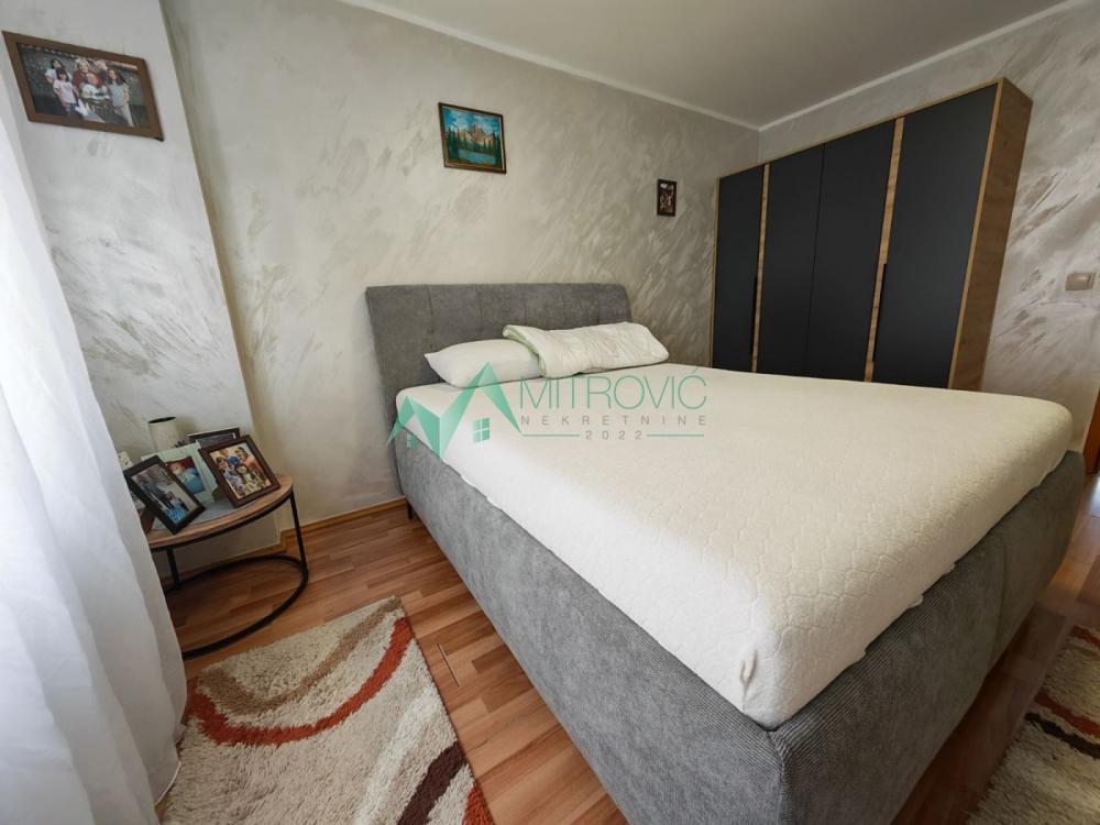 Slika 11 - Veternička rampa. 66m2, kompletno namešten trosoban stan sa parking mestom. 