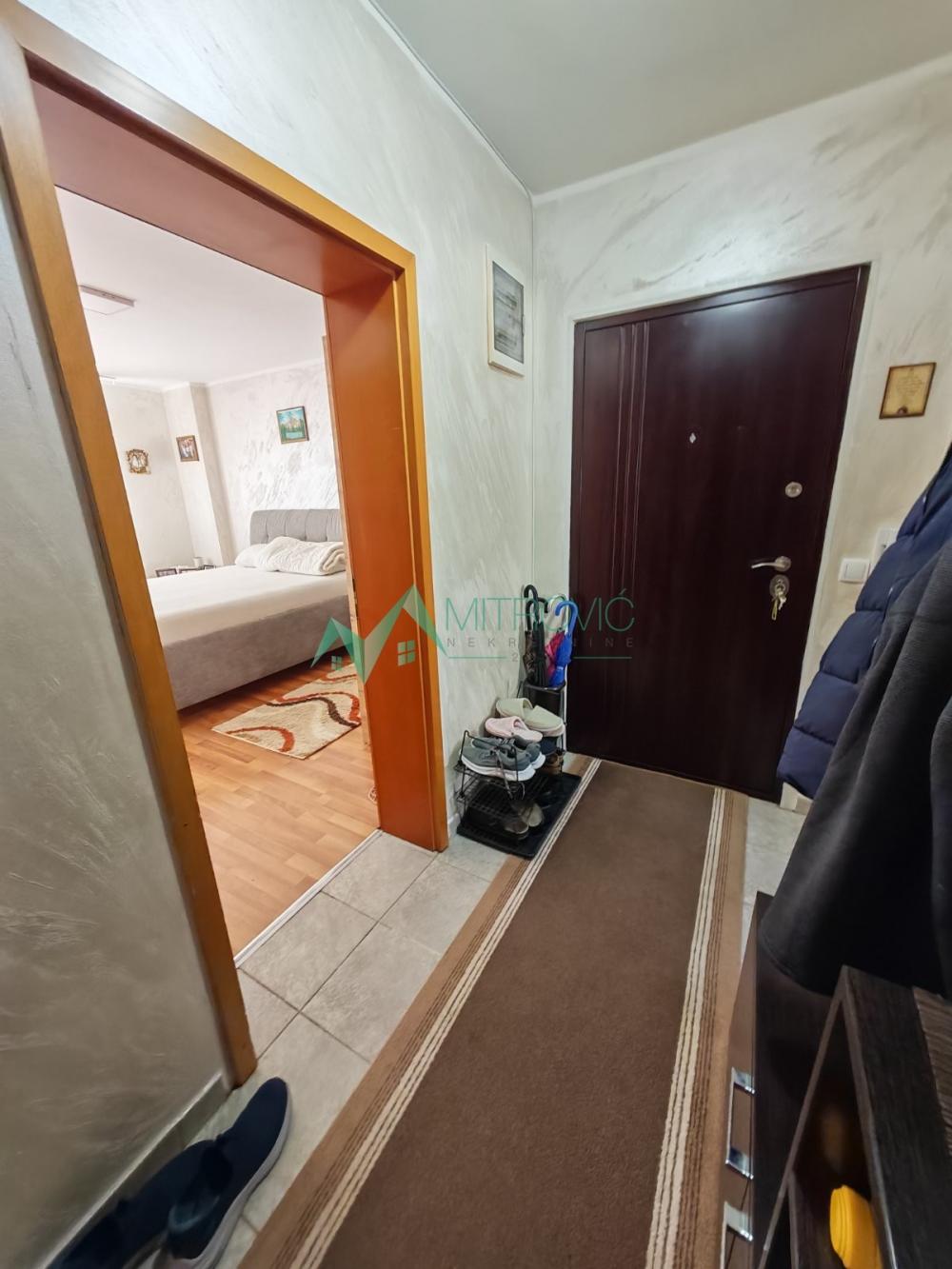 Slika 8 - Veternička rampa. 66m2, kompletno namešten trosoban stan sa parking mestom. 