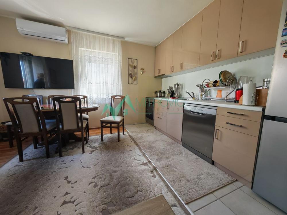 Slika 1 - Veternička rampa. 66m2, kompletno namešten trosoban stan sa parking mestom. 