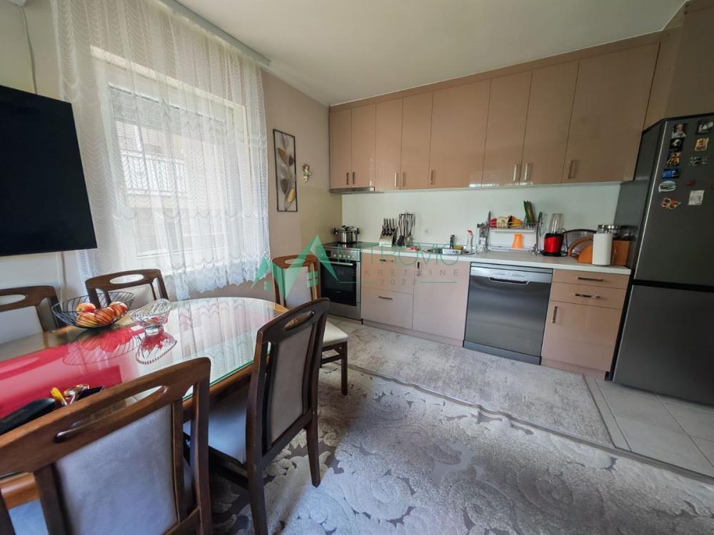 Slika 2 - Veternička rampa. 66m2, kompletno namešten trosoban stan sa parking mestom. 