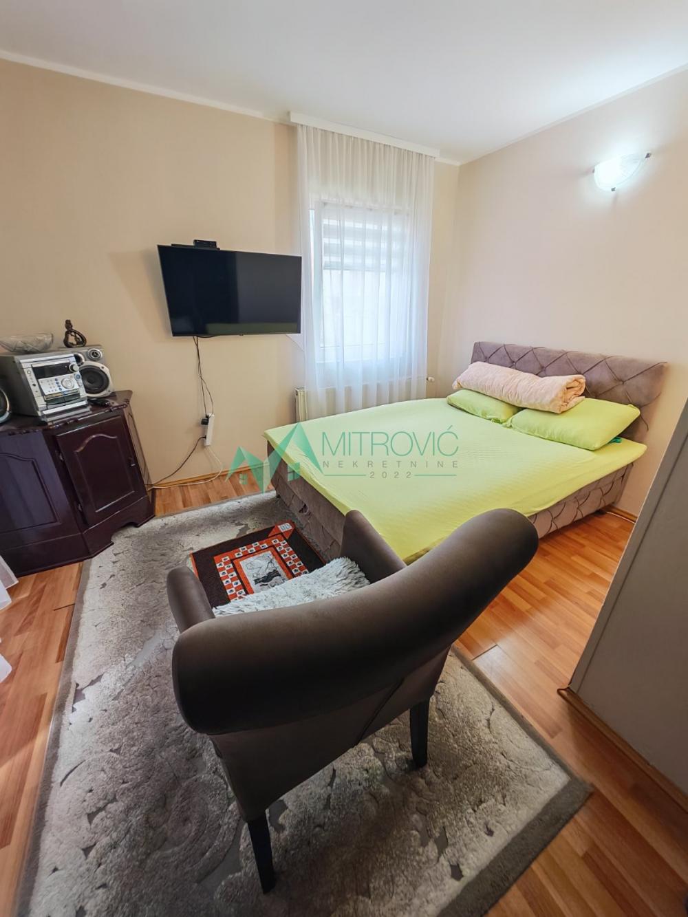 Slika 4 - Veternička rampa. 66m2, kompletno namešten trosoban stan sa parking mestom. 