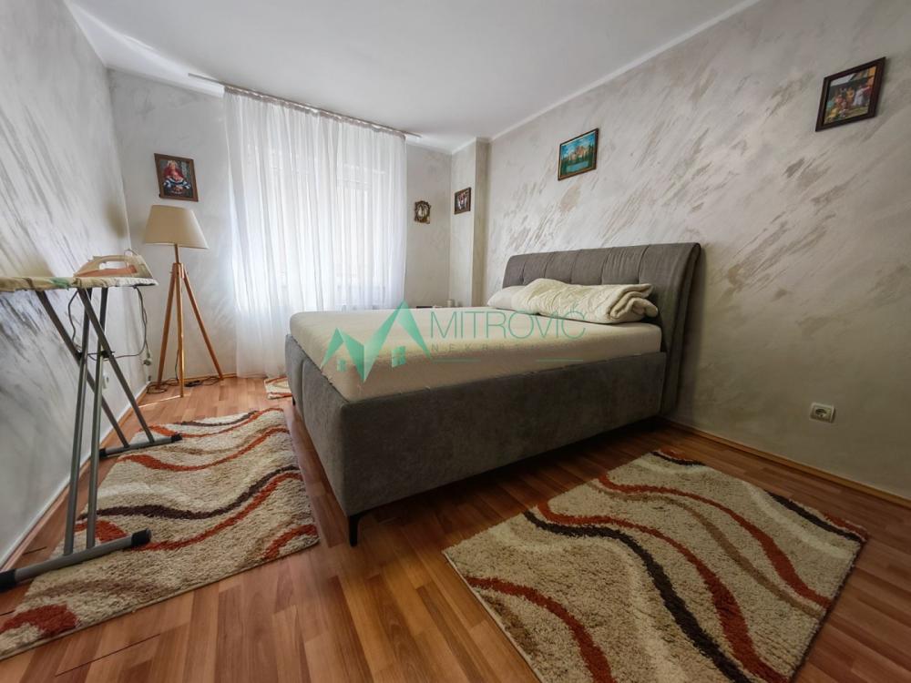 Slika 10 - Veternička rampa. 66m2, kompletno namešten trosoban stan sa parking mestom. 