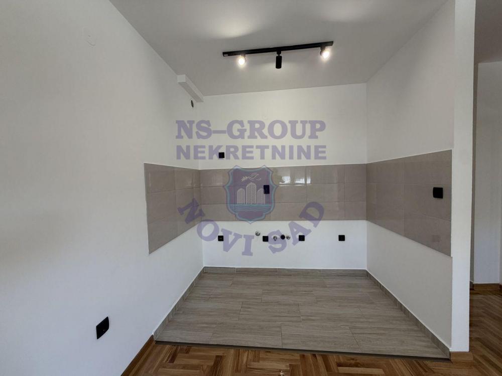 Slika 3 - Dvosoban, 40m2, Petrovaradin Novi Sad, sa terasom, ima lift