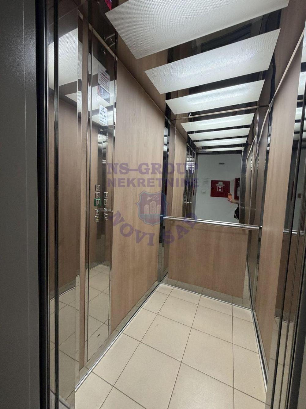 Slika 0 - Dvosoban, 40m2, Petrovaradin Novi Sad, sa terasom, ima lift