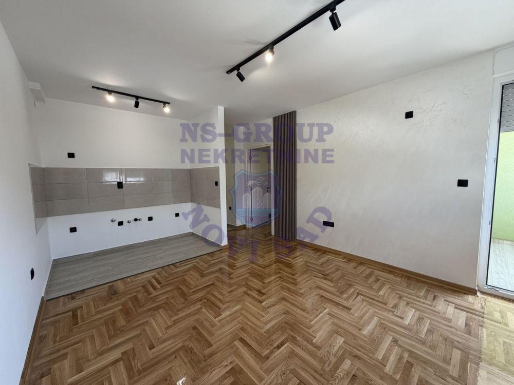 Slika 5 - Dvosoban, 40m2, Petrovaradin Novi Sad, sa terasom, ima lift