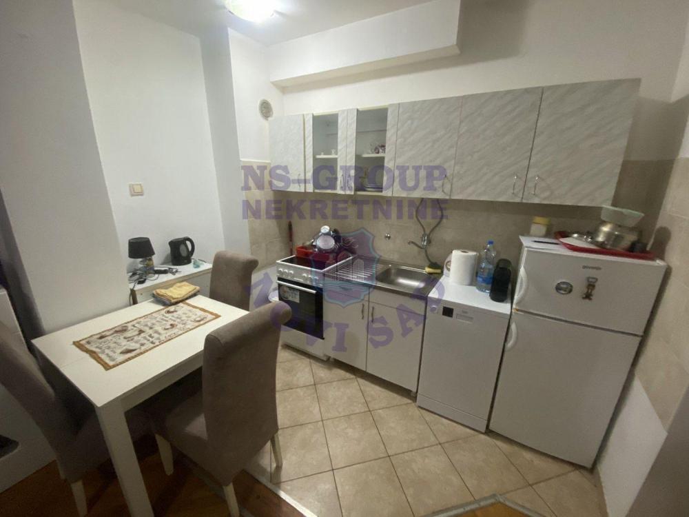 Slika 4 - Jednoiposoban, 36m2, Adamovićevo naselje Novi Sad, sa terasom, ima lift