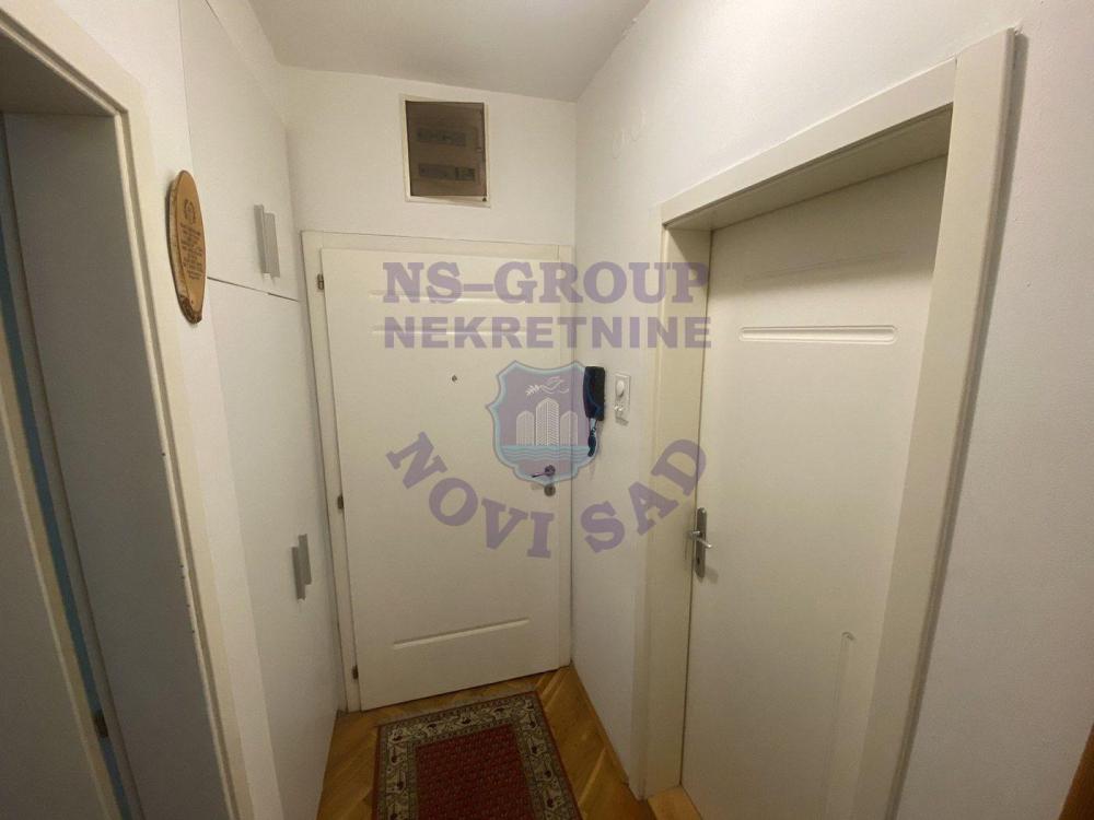 Slika 3 - Jednoiposoban, 36m2, Adamovićevo naselje Novi Sad, sa terasom, ima lift