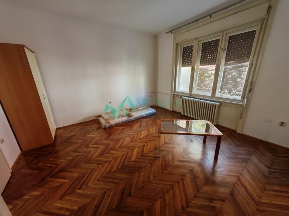 Slika 4 - Centar, stari grad. 72m2. Salonski stan! 