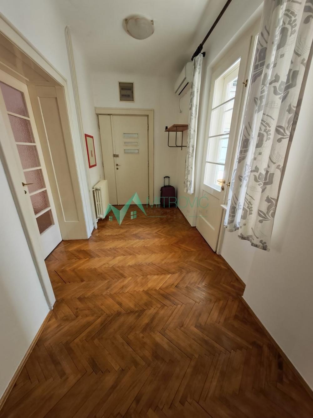 Slika 5 - Centar, stari grad. 72m2. Salonski stan! 