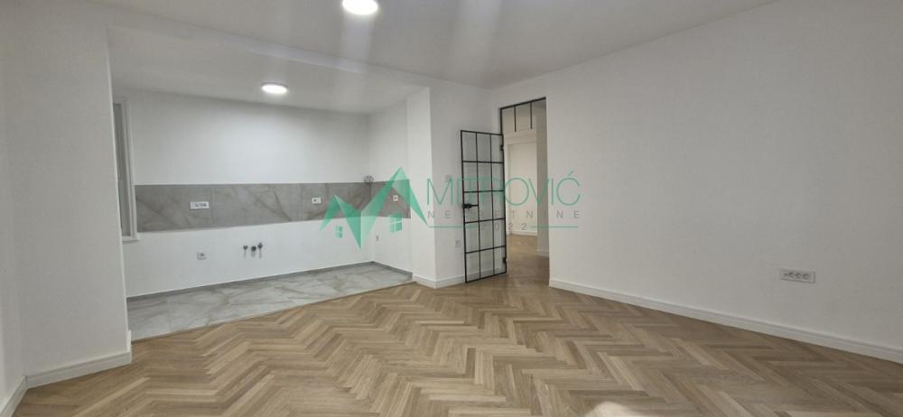 Slika 1 - Novi Sad, Centar - Kompletno renoviran Četvorosoban stan 112m2 u Centru Novog Sada 