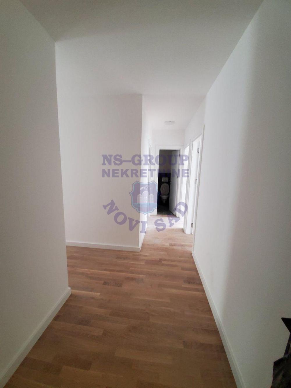 Slika 4 - Trosoban, 62m2, Podbara Novi Sad, sa terasom, ima lift