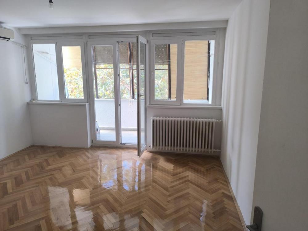 Slika 4 - Dvosoban, 56m2, Rotkvarija Novi Sad, sa terasom, ima lift