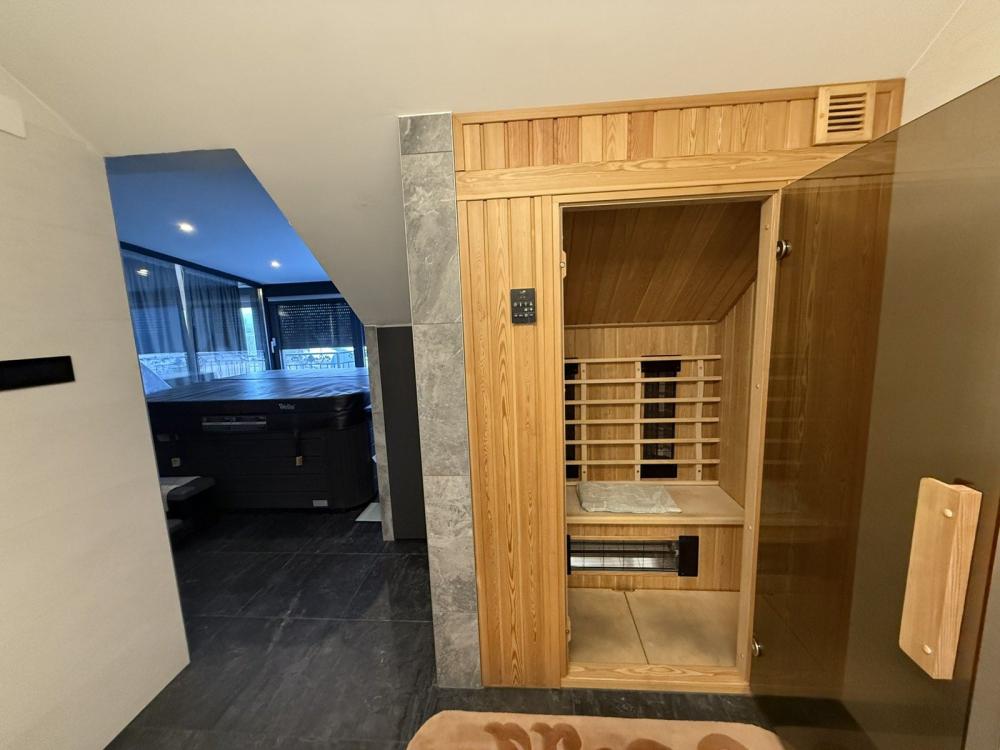 Slika 11 - Četvorosoban, 167m2, Sajmište Novi Sad, sa terasom, ima lift