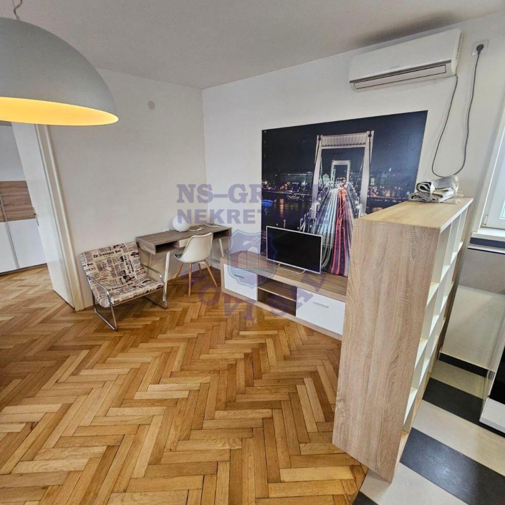 Slika 2 - Odlican dvosoban stan u samom centru grada!
