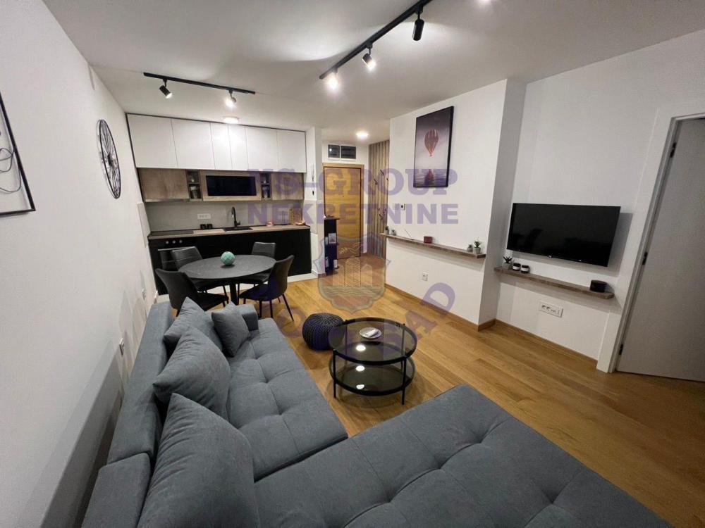 Glavna slika -Odičan dvosoban stan kod Železničke stanice!