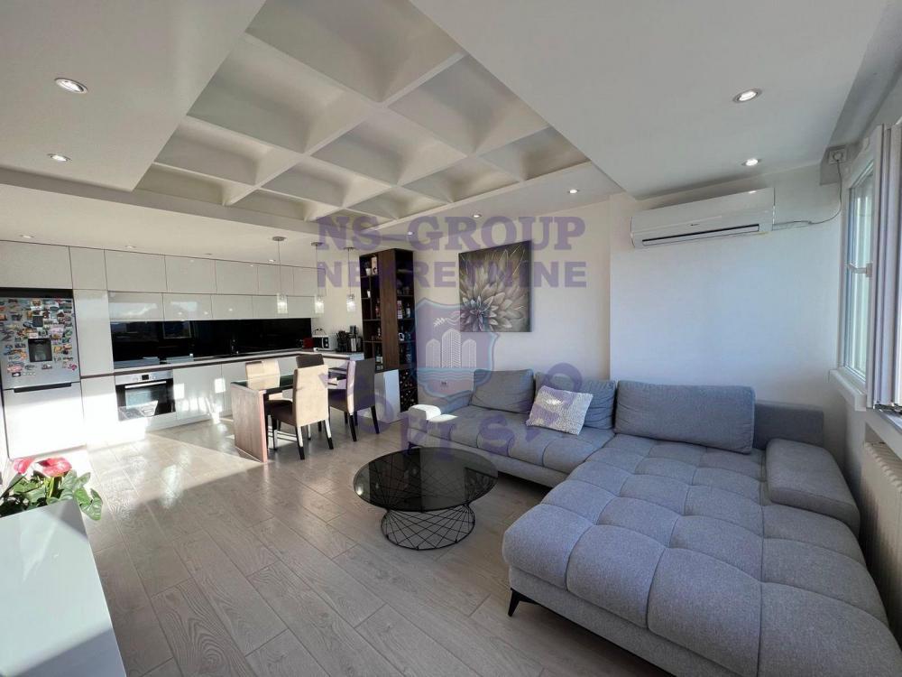 Glavna slika -Četvorosoban stan na Bulevaru Oslobodjenja