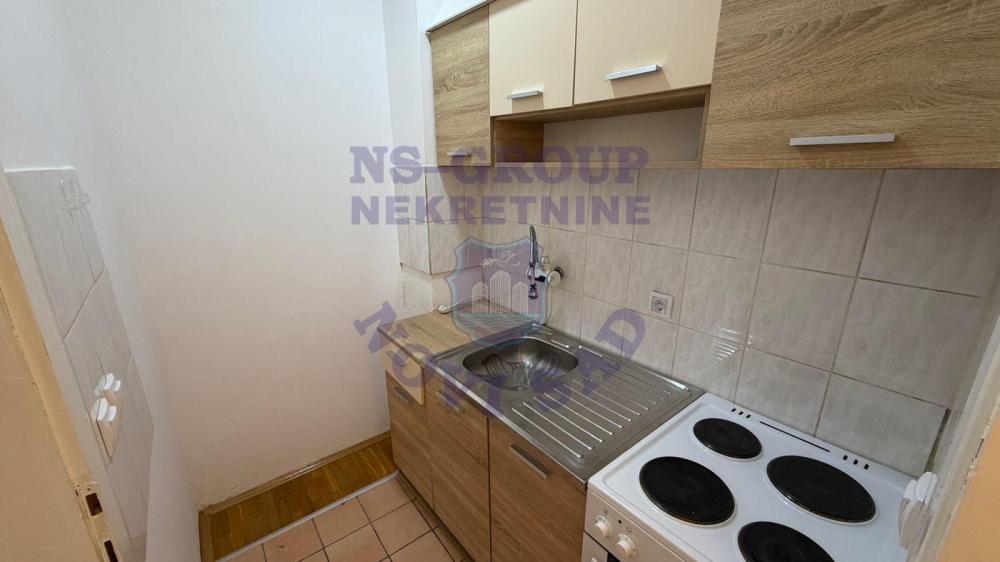 Slika 1 - Jednoiposoban, 35m2, Bulevar patrijarha Pavla (Somborski bulevar) Novi Sad, sa terasom, ima lift
