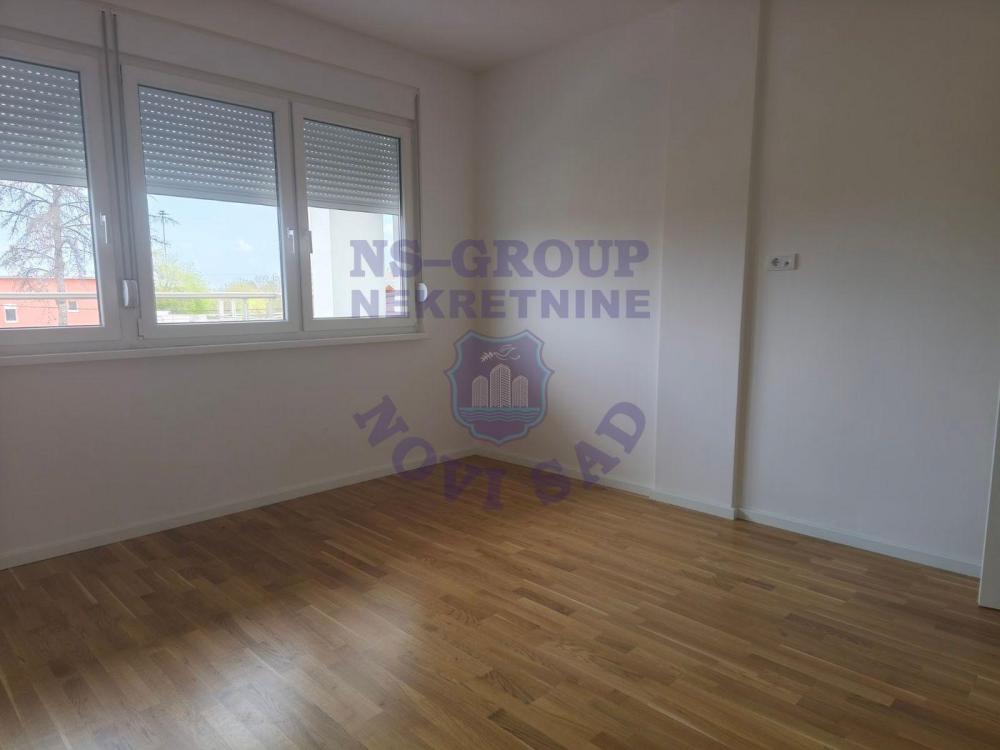 Slika 6 - Petosoban, 170m2, Petrovaradin Novi Sad, sa terasom, ima lift