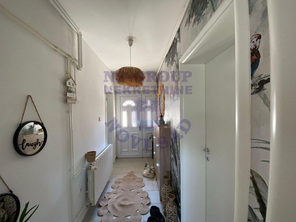 Glavna slika -Funkcionalan trosoban stan u Sremskoj Kamenici