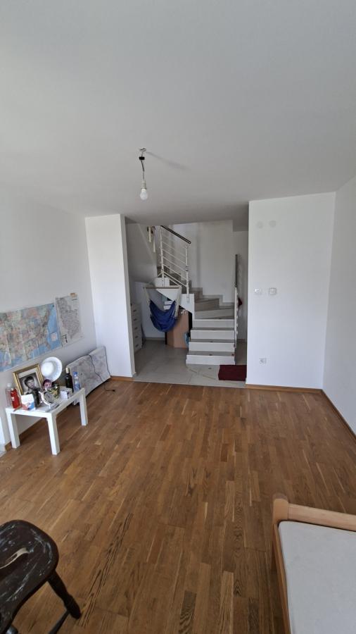 Slika 2 - Trosoban, 74m2, Podbara Novi Sad, sa terasom, ima lift