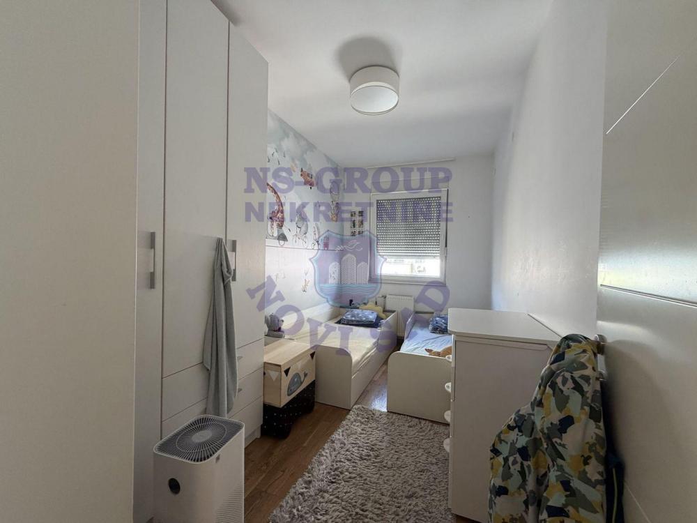 Slika 4 - Trosoban, 64m2, Socijalno Novi Sad, sa terasom, ima lift