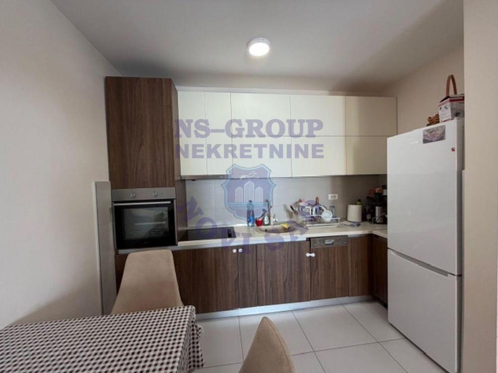 Slika 5 - Trosoban, 64m2, Socijalno Novi Sad, sa terasom, ima lift