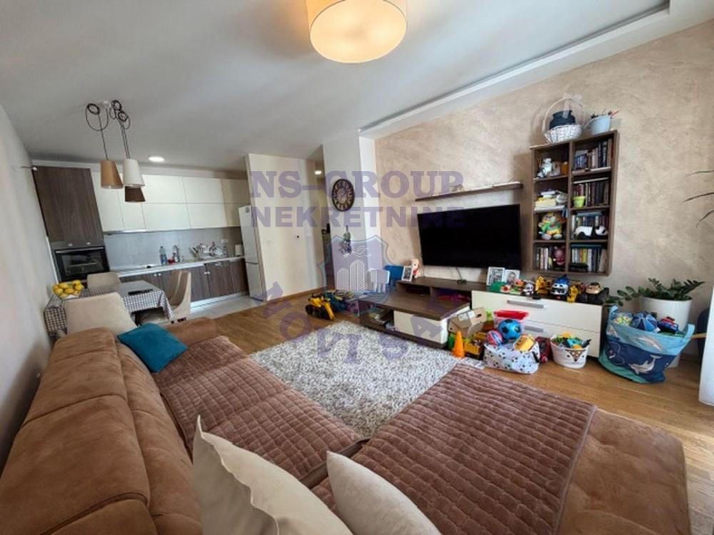 Slika 3 - Trosoban, 64m2, Socijalno Novi Sad, sa terasom, ima lift