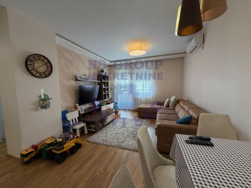 Slika 2 - Trosoban, 64m2, Socijalno Novi Sad, sa terasom, ima lift