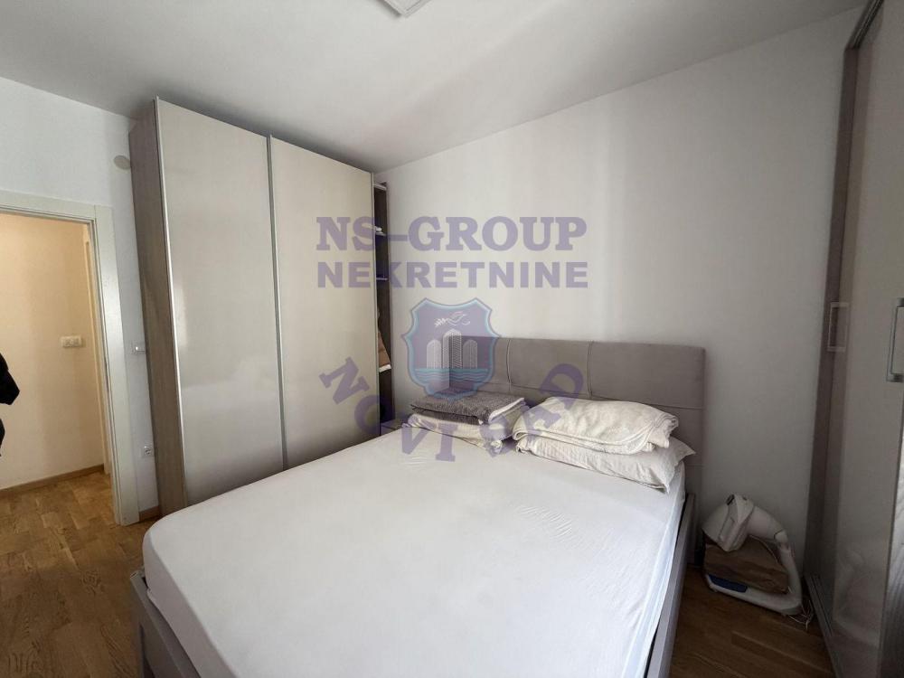 Slika 6 - Trosoban, 64m2, Socijalno Novi Sad, sa terasom, ima lift