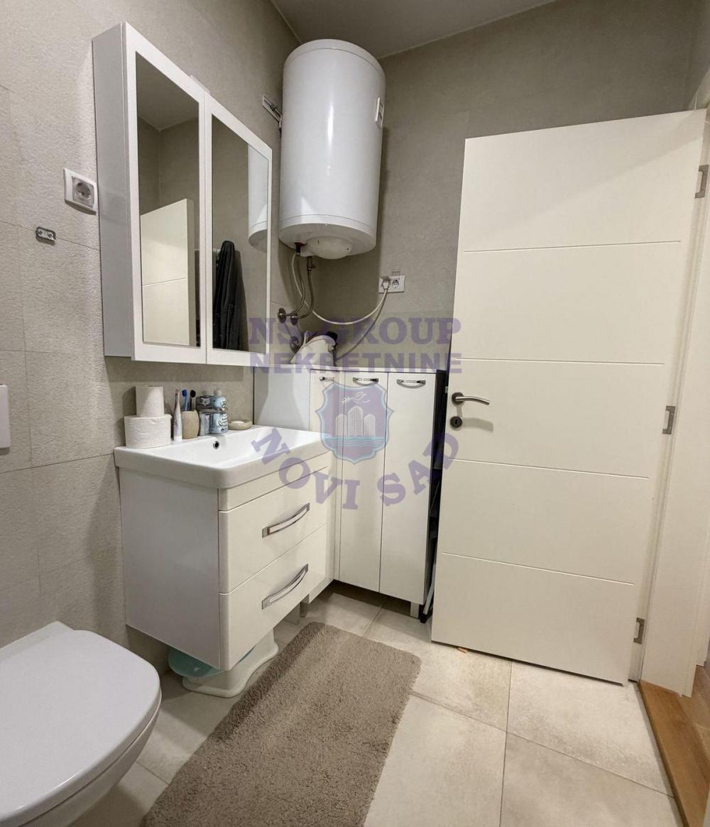 Slika 8 - Trosoban, 64m2, Socijalno Novi Sad, sa terasom, ima lift