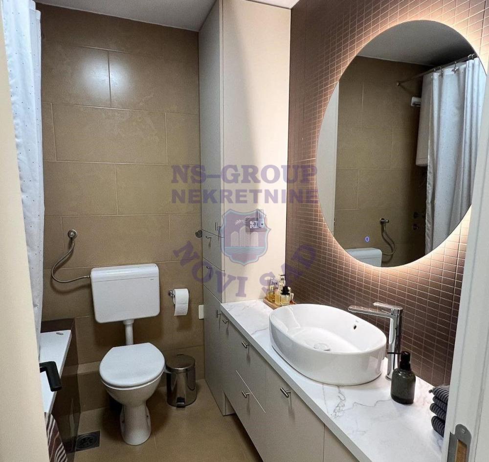 Slika 3 - Četvorosoban, 102m2, Adamovićevo naselje Novi Sad, sa terasom, ima lift