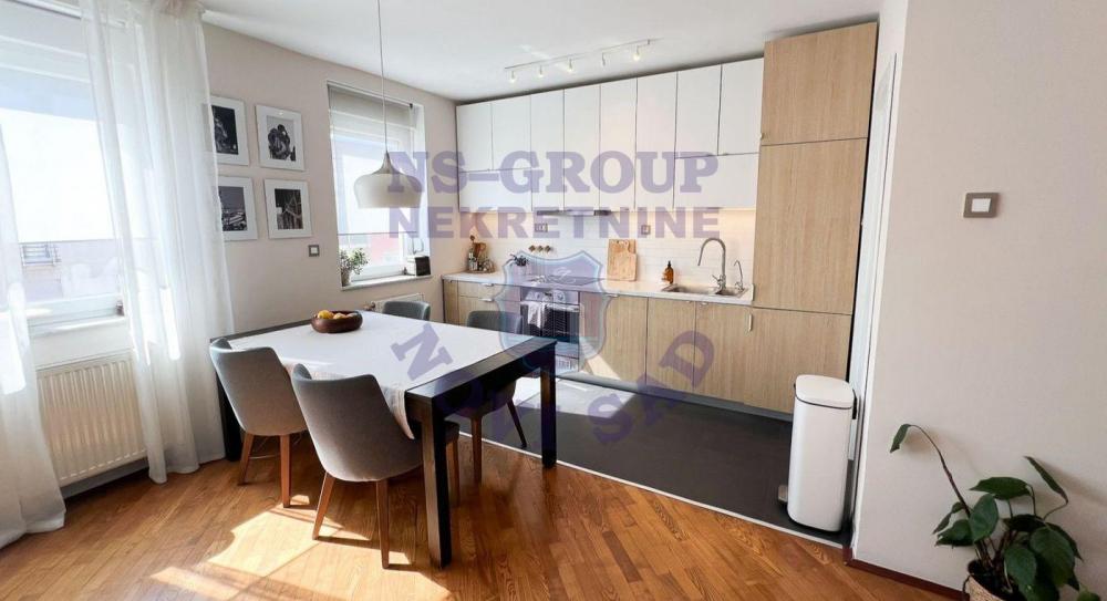 Slika 5 - Četvorosoban, 102m2, Adamovićevo naselje Novi Sad, sa terasom, ima lift