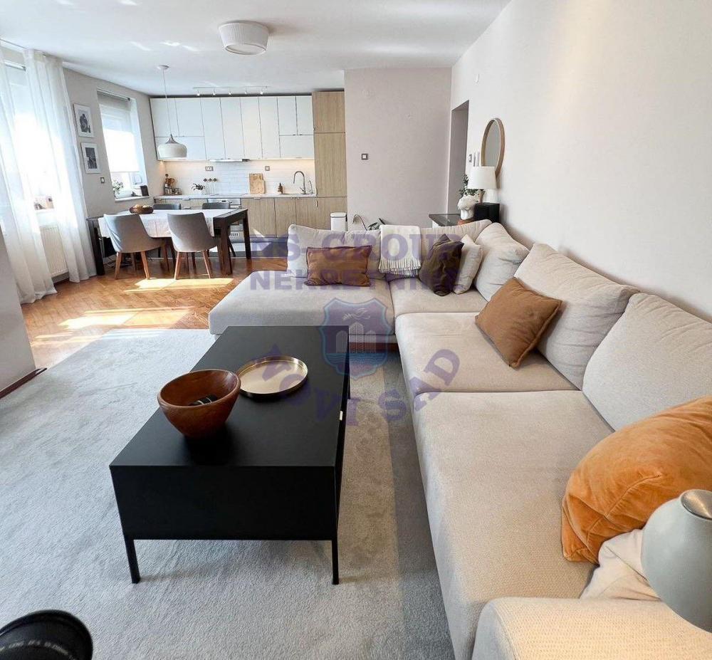 Glavna slika -Četvorosoban, 102m2, Adamovićevo naselje Novi Sad, sa terasom, ima lift