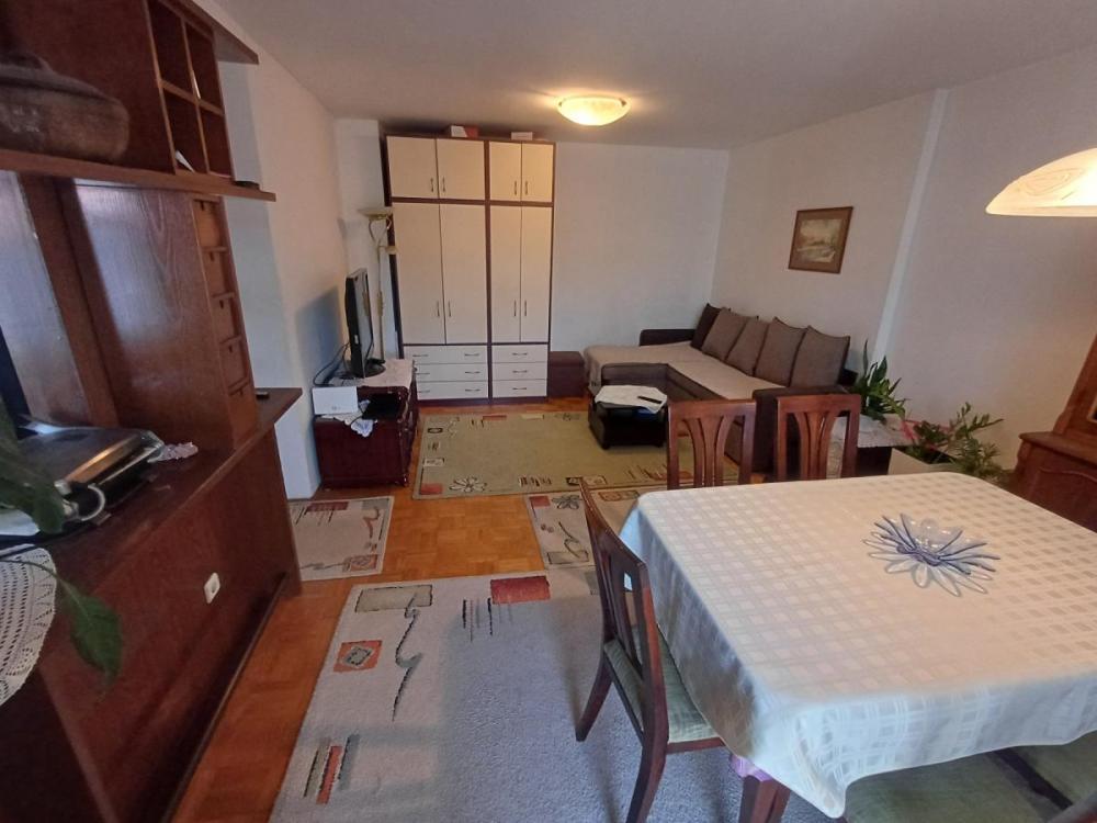 Slika 1 - Trosoban stan 65m blizu Sajma