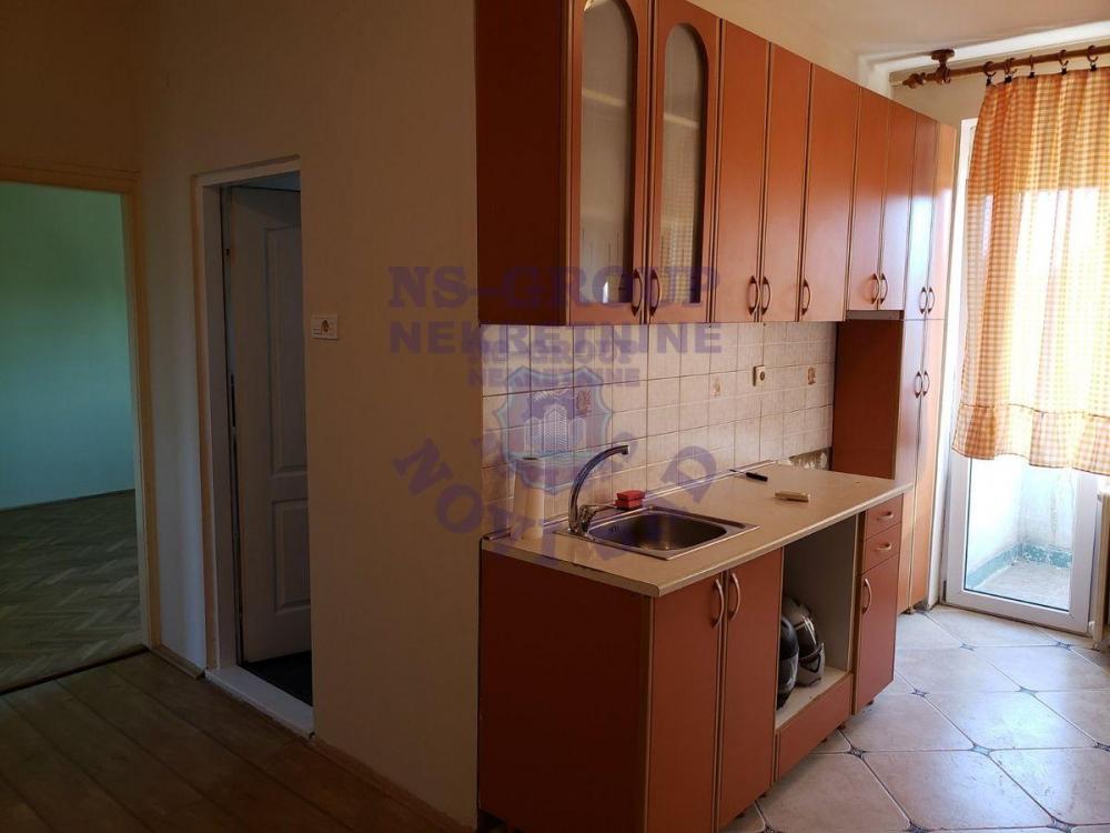 Slika 1 - Dvoiposoban, 54m2, Detelinara Novi Sad, sa terasom