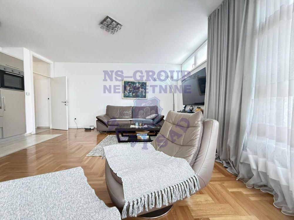 Slika 1 - Trosoban, 76m2, Novi Sad centar Novi Sad, sa terasom, ima lift