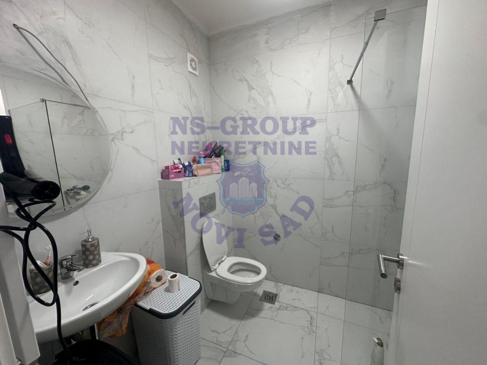 Slika 4 - Dvosoban, 43m2, Avijatičarsko naselje Novi Sad, sa terasom, ima lift