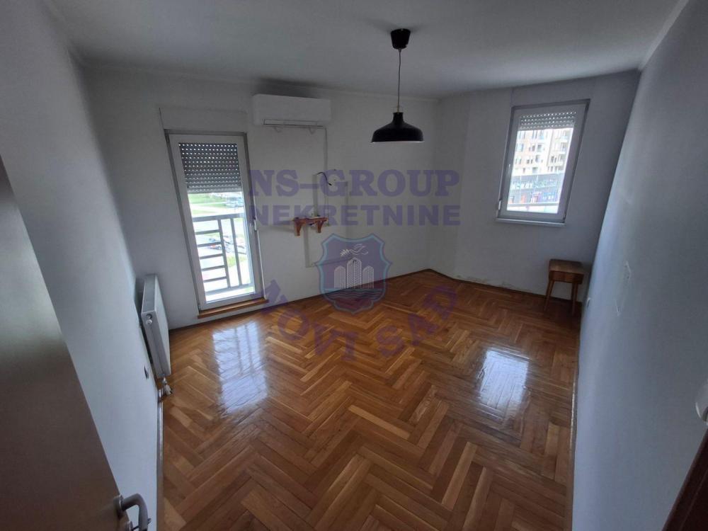 Glavna slika -Četvorosoban stan na odličnoj lokaciji!