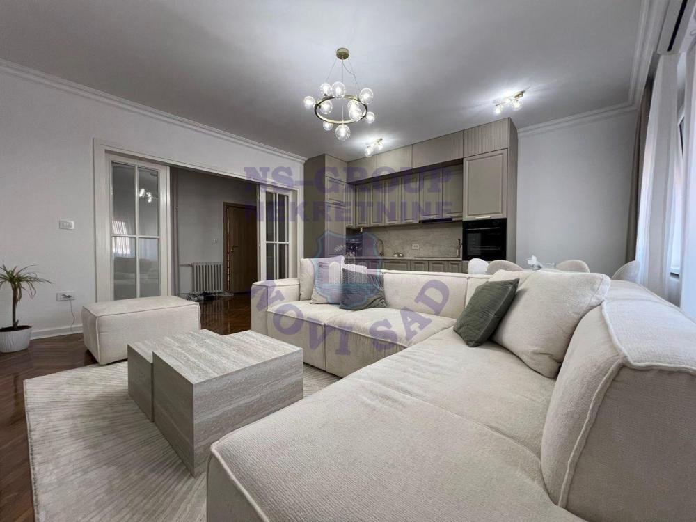 Glavna slika -Odličan trosoban stan u Centru!