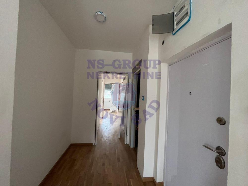 Slika 6 - Na prodaju prostran i svetao četvorosoban stan