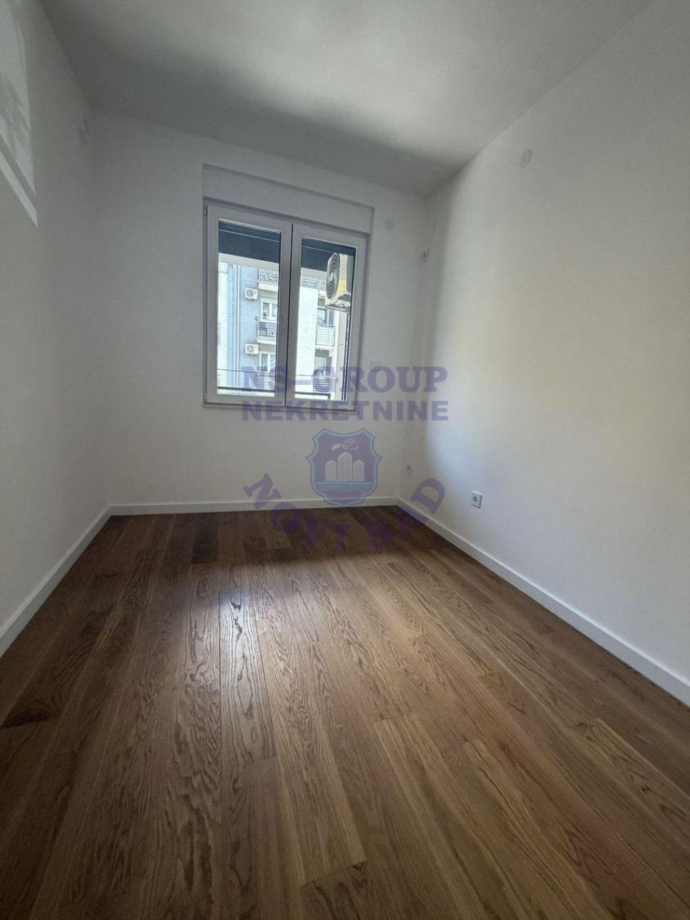 Slika 4 - Trosoban, 58m2, Grbavica Novi Sad, sa terasom, ima lift