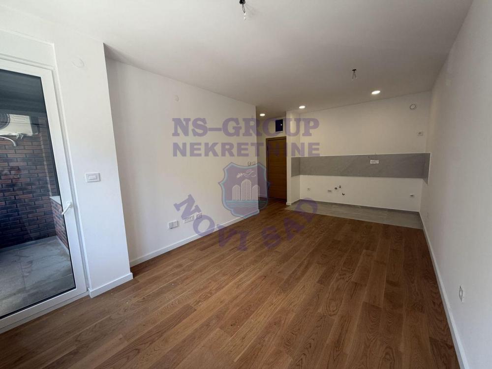 Slika 3 - Trosoban, 58m2, Grbavica Novi Sad, sa terasom, ima lift