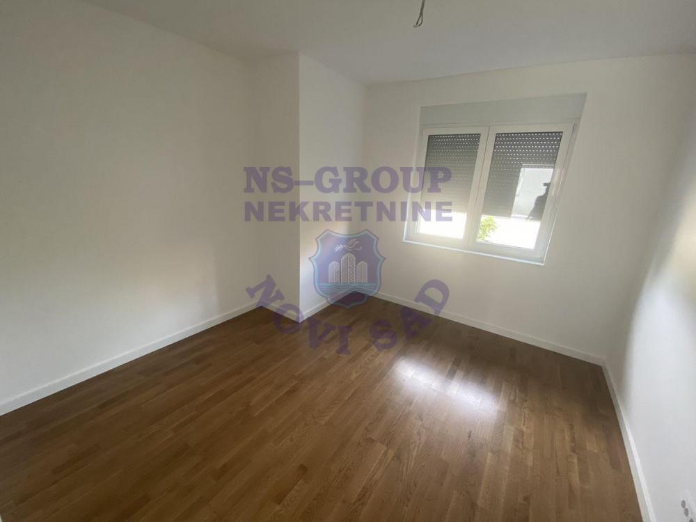 Slika 4 - Četvorosoban, 130m2, Somborska rampa Novi Sad, ima lift